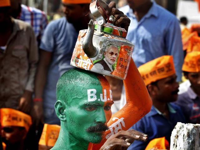 A BJP supporter finds a unique way to pay homage to the Prime Minister Narendra Modi’s ‘chai pe charcha’ initiative at a rally in Hazipur near Patna. (Arvind Yadav/ HT Photo) 