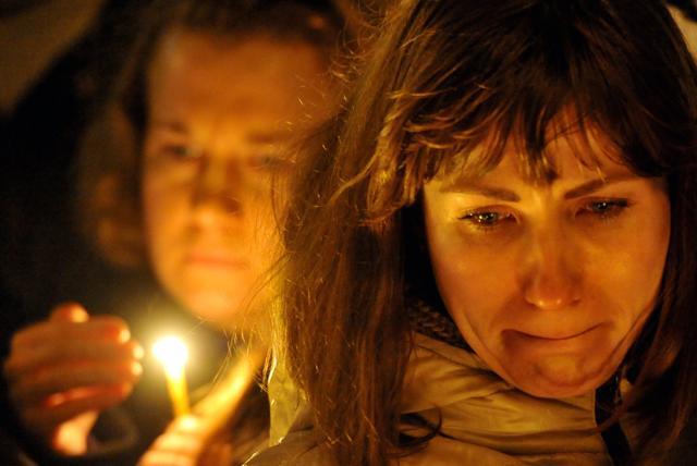 A woman reacts in central Saint Petersburg on November 1, 2015, as people gather to light candles in memory of the victims of a jetliner crash. (AFP Photo) A woman reacts in central Saint Petersburg on November 1, 2015, as people gather to light candles in memory of the victims of a jetliner crash. (AFP Photo)