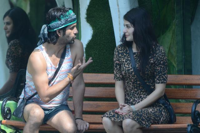 Mandana and Puneet having a conversation.