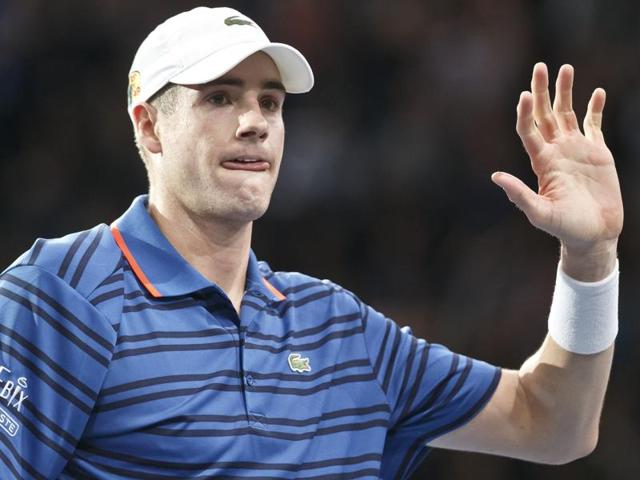 Roger Federer waks off the court after losing his third-round match against John Isner at the Paris Masters in Paris on November 5, 2015. (AFP Photo) Roger Federer waks off the court after losing his third-round match against John Isner at the Paris Masters in Paris on November 5, 2015. (AFP Photo)