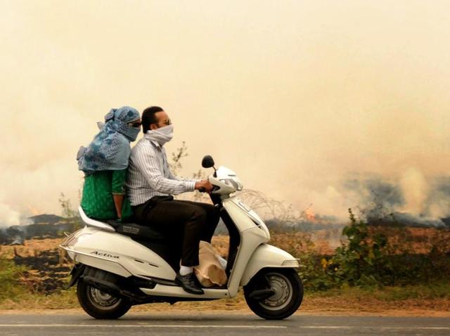 With farmers of Punjab and Haryana burning paddy residue recklessly, breathing becomes an ordeal in October-November; what’s worse, state govts are yet to wake up to health problems that are linked to air pollution.(Bharat Bhushan/HT)