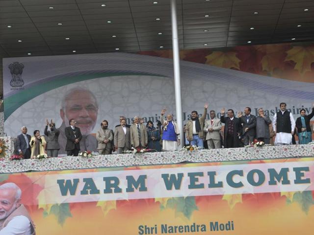 Prime Minister Narendra Modi, J&K Mufti Mohammed Sayeed, Anantnag MP Mehbooba Mufti along with ministers of the state government wave at the crowd at Sher-e-Kashmir Stadium in Srinagar on Saturday. (Waseem Andrabi/Ht)