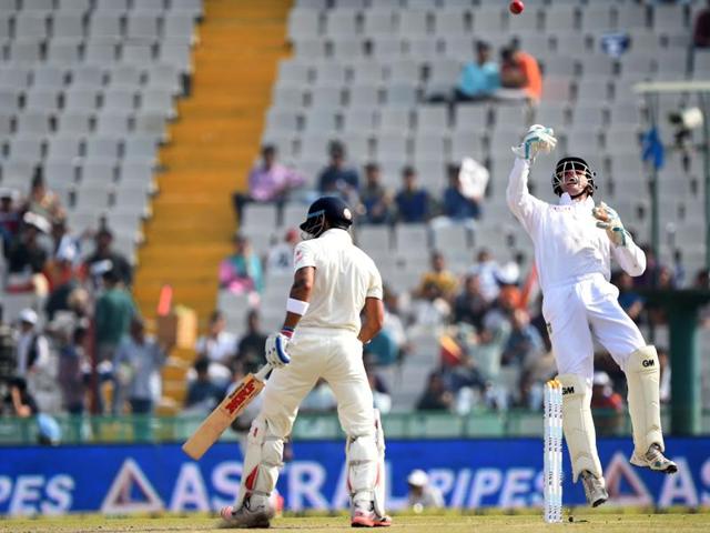 South African wicketkeeper Dane Vilas (R) celebrates the wicket of Virat Kohli, left. (AFP Photo) South African wicketkeeper Dane Vilas (R) celebrates the wicket of Virat Kohli, left. (AFP Photo)