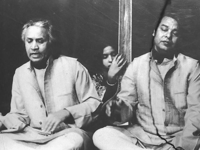 Dagar bandhu in 1985; Zahiruddin (left) and Faiyazuddin Dagar.(HT Photo/Ajit Kumar)