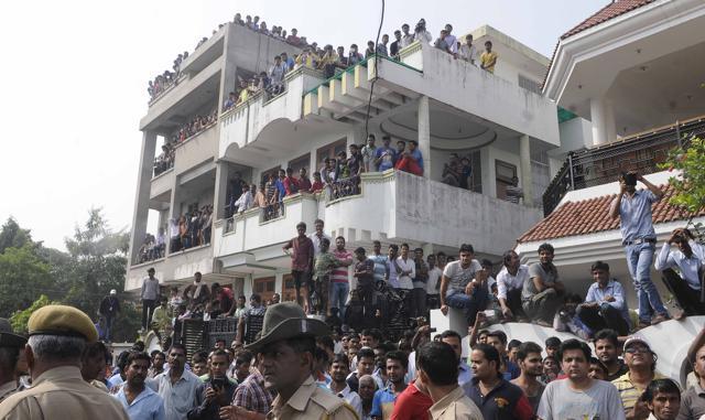 People anxiously wait and keep an eye for the movements of the panther in Milap Nagar colony, Jaipur. (Himanshu Vyas/HT Photo)