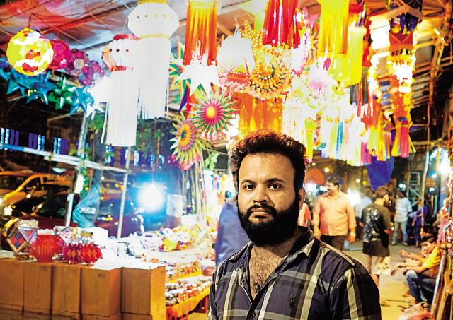 Harjyot Singh Bedi (above) manages the lantern sales at Kandil Galli (below) in Matunga. (Photo by Kalpak Pathak / Hindustan Times)