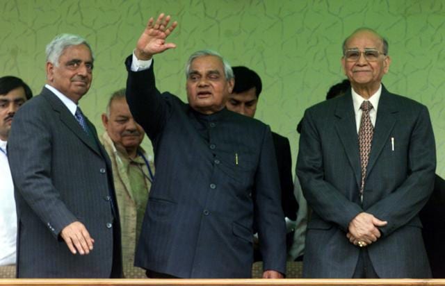 Former prime minister Atal Behari Vajpayee, flanked by chief minister of Kashmir Mufti Mohammed Syed and governor Girish Chandera Saxena, waves to the crowd during a public rally in Srinagar on April 18, 2003. (REUTERS)