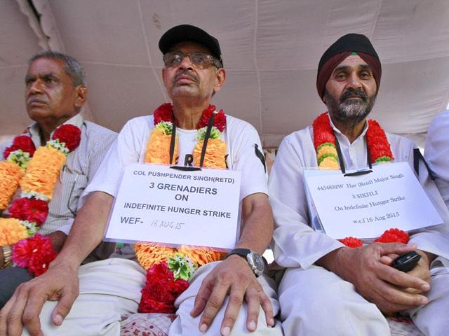 Although the scheme is expected to benefit about 25 lakh military veterans, ex-servicemen who have been protesting aren’t entirely impressed with the notification.(HT File Photo) Although the scheme is expected to benefit about 25 lakh military veterans, ex-servicemen who have been protesting aren’t entirely impressed with the notification.(HT File Photo)