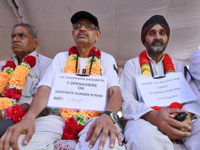 Ex-servicemen on indefinite hunger strike at Jantar Mantar in New Delhi. (Sanjeev Verma/HT Photo) Ex-servicemen on indefinite hunger strike at Jantar Mantar in New Delhi. (Sanjeev Verma/HT Photo)