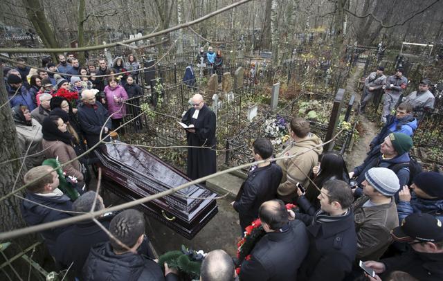People attend a funeral of Timur Miller, a victim of the plane crash, at a cemetery in Saint Petersburg, Russia. (REUTERS)