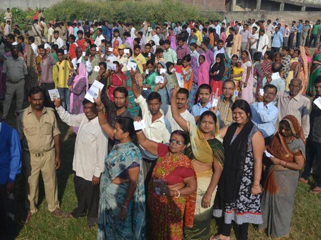 Voters assembled in large number before a polling station to use their voting power during 4th phase of Bihar assembly elections. (HT Photo) Voters assembled in large number before a polling station to use their voting power during 4th phase of Bihar assembly elections. (HT Photo)