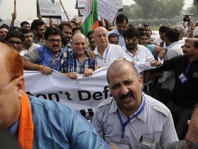 Anupam Kher led the march to Rashtrapati Bhavan alleging that the “award-wapsi” campaign over the ‘growing intolerance’ was to defame the country by projecting a “wrong” picture of the situation. (Saumya Khandelwal/ HT Photo) Anupam Kher led the march to Rashtrapati Bhavan alleging that the “award-wapsi” campaign over the ‘growing intolerance’ was to defame the country by projecting a “wrong” picture of the situation. (Saumya Khandelwal/ HT Photo)