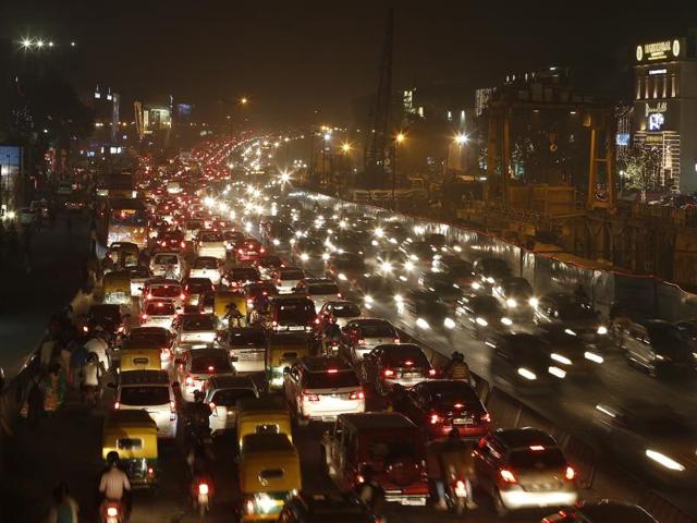 Traffic jam at South-Extension market area in New Delhi on Saturday. (Ravi Choudhary/ HT Photo) Traffic jam at South-Extension market area in New Delhi on Saturday. (Ravi Choudhary/ HT Photo)