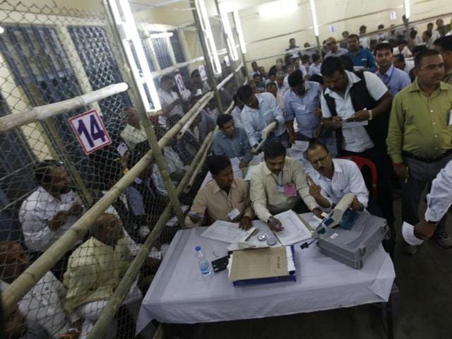 A view of a vote counting centre at a college in Patna. Early trends show that the Bharatiya Janata Party-led NDA and the Grand Alliance are going neck and neck in the Bihar assembly elections. (Ajay aggarwal/Ht photo)
