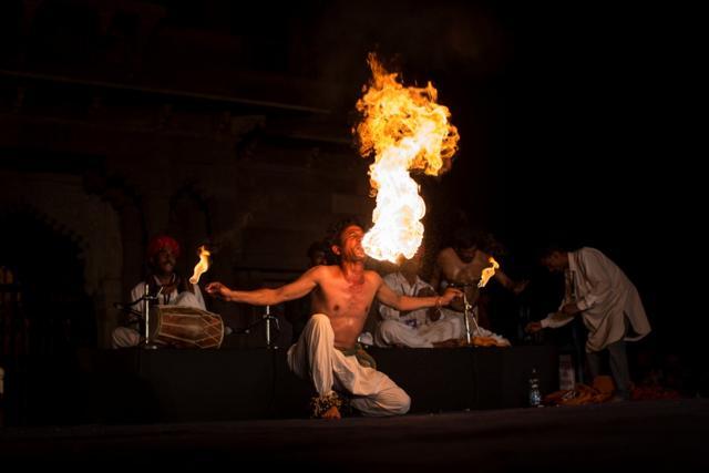 A fire eating performance on the opening night of the festival. (OIJO/JODHPUR RIFF) A fire eating performance on the opening night of the festival. (OIJO/JODHPUR RIFF)