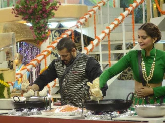 Salman and Sonam prepared some jalebis for the Bigg Boss housemates. (COLORS TV) 