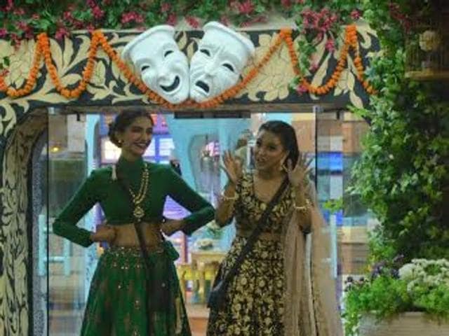 Swara Bhaskar, who also stars in Prem Ratan Dhan Payo, along with Sonam, visits the Bigg Boss. (COLORS TV)
