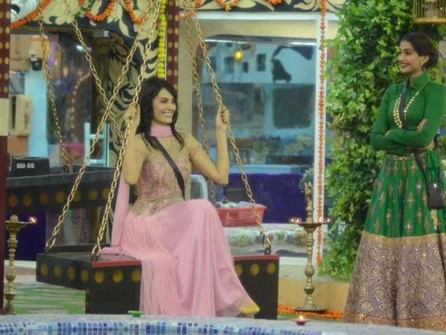 Sonam chats with Mandana inside the Bigg Boss house. (COLORS TV)