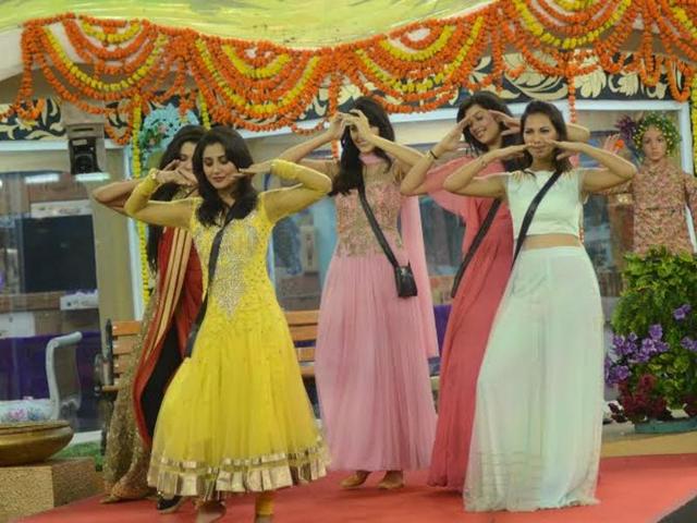 The ladies of the house gave a dance performance for Salman and Sonam on Sunday’s episode. (COLORS TV)