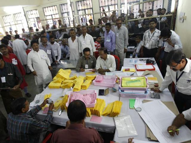 Poll officials count votes at a college in Patna.(Ajay Aggarwal/HT Photo)