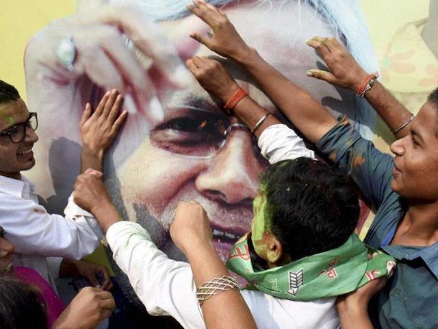 JD(U) supporters celebrate the Mahagathbandhan's victory in Bihar assembly elections in Patna.(PTI) JD(U) supporters celebrate the Mahagathbandhan's victory in Bihar assembly elections in Patna.(PTI)