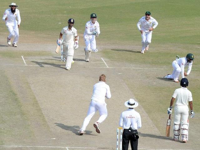 South Africa’s Simon Harmer (L, bottom) watches as Temba Bavuma (centre , right) takes the catch to dismiss India’s Ajinkya Rahane (second from left, top) on the third day of the first Test in Mohali on November 7, 2015. (AFP Photo) South Africa’s Simon Harmer (L, bottom) watches as Temba Bavuma (centre , right) takes the catch to dismiss India’s Ajinkya Rahane (second from left, top) on the third day of the first Test in Mohali on November 7, 2015. (AFP Photo)