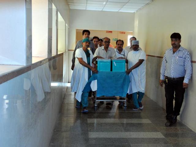 An ambulance carries the liver of 59-year-old Ramesh Asarani. The ambulance is on its way to the Indore airport from Choithram hospital . (Shankar Mourya/HT photo) An ambulance carries the liver of 59-year-old Ramesh Asarani. The ambulance is on its way to the Indore airport from Choithram hospital . (Shankar Mourya/HT photo)