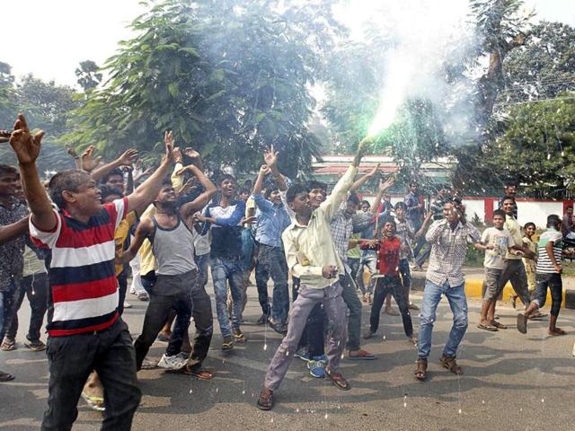 Supporters of the Grand Alliance (JD(U)-RJD) celebrate the results in Patna. (Ajay Aggarwal/ HT Photo)