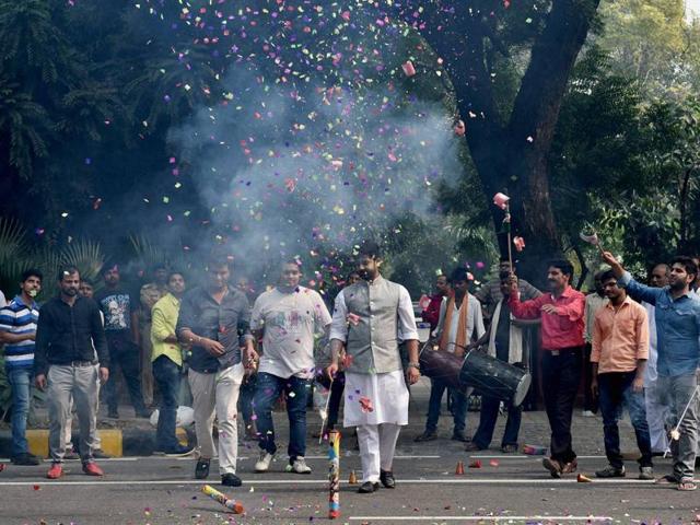 Supporters celebrate JD(U)’s victory in Bihar assembly elections outside party chief Sharad Yadav’s residence in New Delhi on Sunday. (PTI)