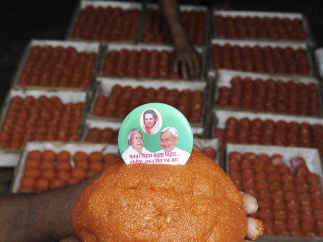 A special ladoo being made for grand alliance leaders ahead of vote counting. (AP Dube/Ht photo)