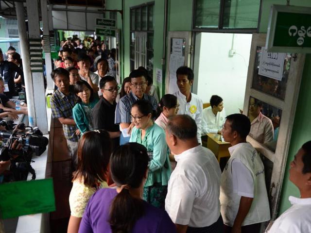 People line up to cast their votes for the general election at a polling station in Yangon November 8, 2015. (Reuters Photo) People line up to cast their votes for the general election at a polling station in Yangon November 8, 2015. (Reuters Photo)