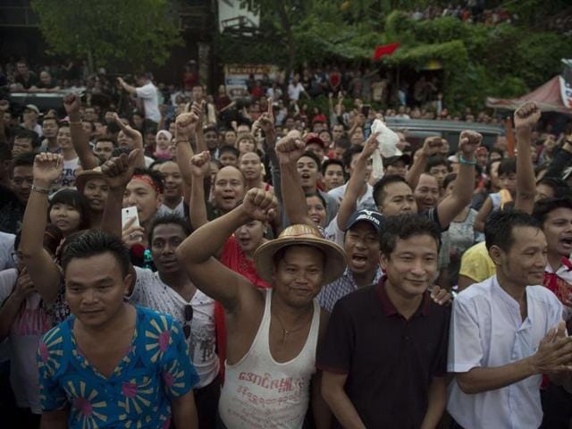 Supporters of Myanmar opposition leader Aung San Suu Kyi's party cheer as they watch a polling station counts on a giant screen outside the party headquarters in Yangon on November 8, 2015. (AFP Photo) Supporters of Myanmar opposition leader Aung San Suu Kyi's party cheer as they watch a polling station counts on a giant screen outside the party headquarters in Yangon on November 8, 2015. (AFP Photo)