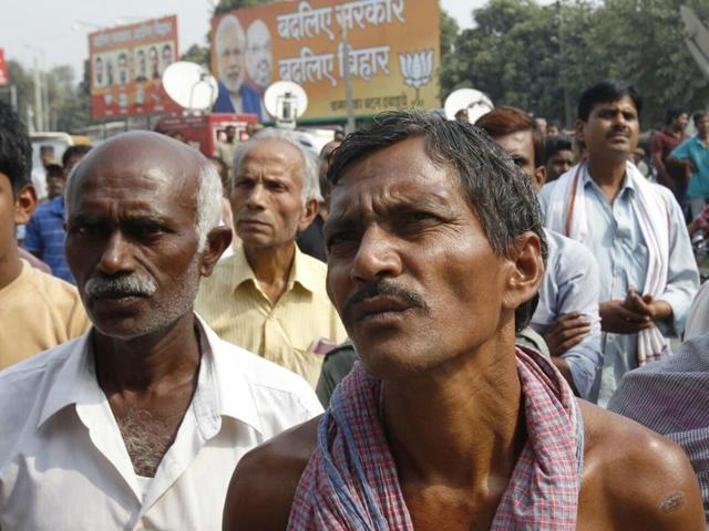 Members of the public look at poll results on screen showing negative BJP trends outside the party office on the vote counting day of the Bihar Assembly elections, in Patna. (Ajay Aggarwal/ HT Photo)