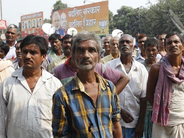 Members of the public look at poll results on screen showing negative BJP trends outside the party office in Patna. (Ajay Aggarwal/ HT Photo)