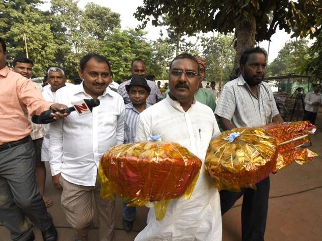 RJD workers with sweets outside party chief Lalu Prasad’s residence in Patna. Trends show that the grand alliance has gained a narrow lead over the NDA. (Arun Sharma/ht photo)