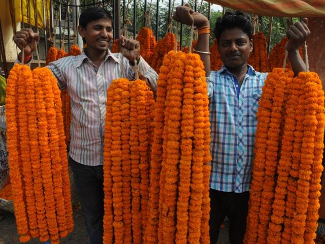 Garlands being sold on the eve of Bihar election results in Patna. (AP Dube/HT Photo)