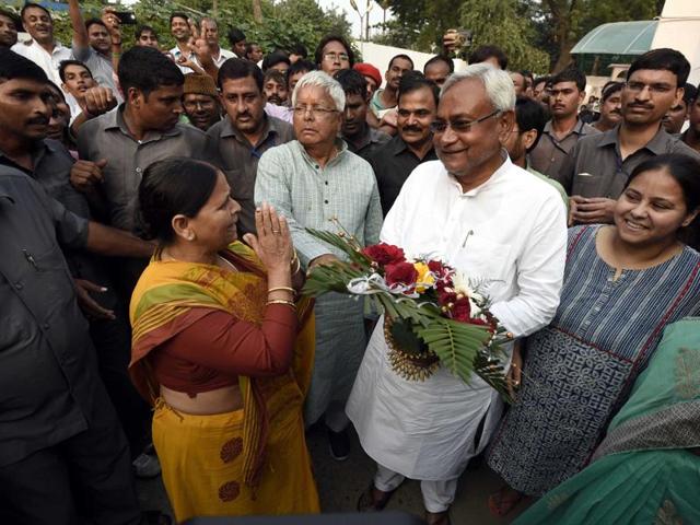 RJD chief Lalu Prasad and his wife Rabri Devi with chief minister Nitish Kumar after the results of the Bihar elections were out, in Patna. (Arun Sharma/ HT Photo)