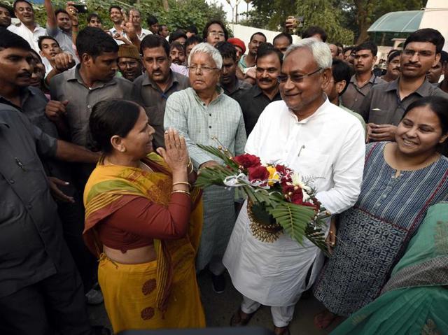RJD Chief Lalu Prasad Yadav, Rabri Devi and Nitish Kumar after the results of the Bihar Assembly elections, in Patna on Sunday. (Arun Sharma/ Hindustan Times) RJD Chief Lalu Prasad Yadav, Rabri Devi and Nitish Kumar after the results of the Bihar Assembly elections, in Patna on Sunday. (Arun Sharma/ Hindustan Times)