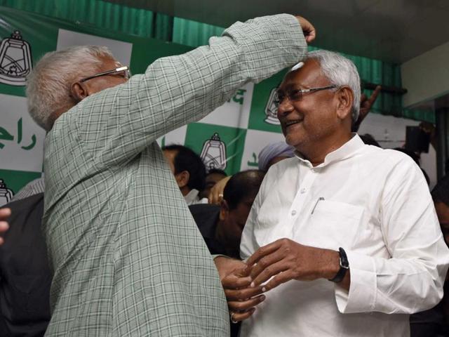 When the Janata Dal won the 1990 assembly polls, Nitish Kumar was right by the side of Lalu Prasad, helping him outmanoeuvre opponents to emerge as the chief minister. (Arun Sharma/HT Photo)