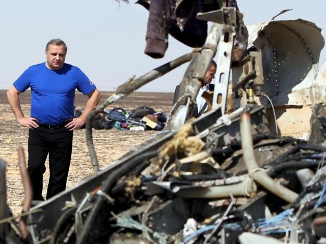 Russian emergencies minister Vladimir Puchkov looks at debris from a Russian airliner at its crash site at the Hassana area in Arish city.(Reuters photo) Russian emergencies minister Vladimir Puchkov looks at debris from a Russian airliner at its crash site at the Hassana area in Arish city.(Reuters photo)