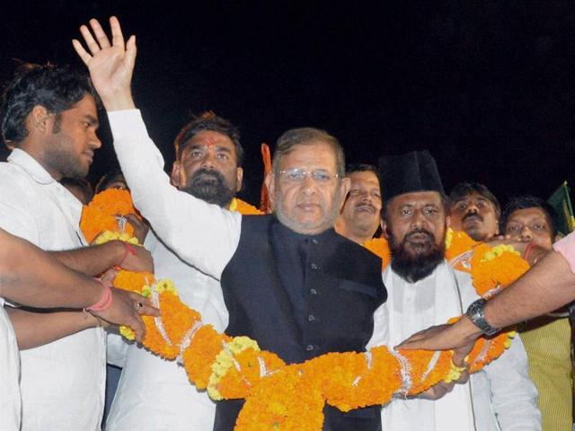 JD(U) national president Sharad Yadav being garlanded by supporters during election rally in Patna.(PTI) JD(U) national president Sharad Yadav being garlanded by supporters during election rally in Patna.(PTI)