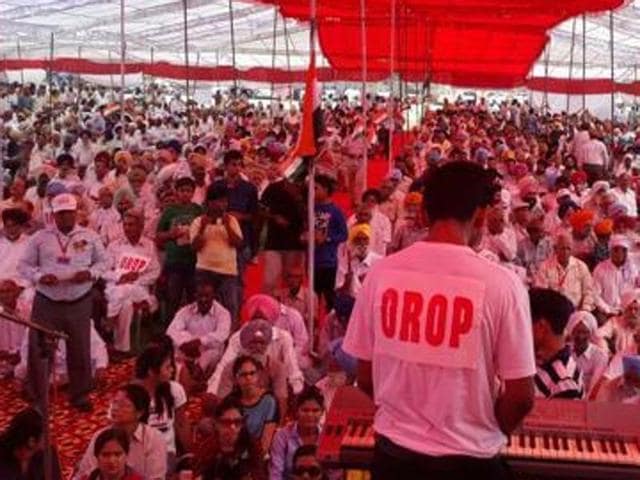 In protest against the recently notified ‘one rank, one pension’ (OROP) scheme that they find “diluted”, ex-servicemen have prepared to return their war medals on Tuesday across the state. (HT File Photo) In protest against the recently notified ‘one rank, one pension’ (OROP) scheme that they find “diluted”, ex-servicemen have prepared to return their war medals on Tuesday across the state. (HT File Photo)