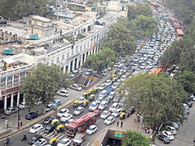 The entire outer circle at Connaught Place remained clogged with traffic throughout Monday. (Sonu Mehta/HT) The entire outer circle at Connaught Place remained clogged with traffic throughout Monday. (Sonu Mehta/HT)