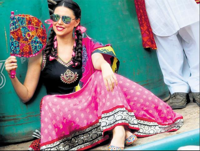 Mahua Moitra looks elegant in colourblocked handwoven sari on magazine  cover