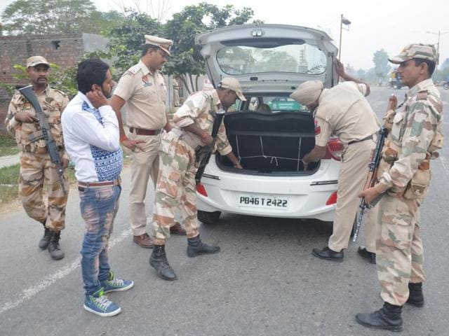 ITBP and Punjab police officers performing security checks in Amritsar on Sunday. (Sameer Sehgal/HT Photo) ITBP and Punjab police officers performing security checks in Amritsar on Sunday. (Sameer Sehgal/HT Photo)