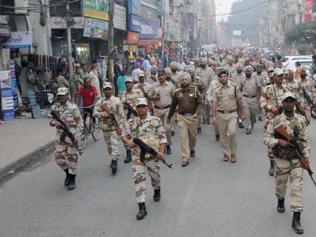 ITBP jawans, along with Punjab Police personnel, taking out a flag march in Hall Bazar in Amritsar on the eve of Sarbat Khalsa. (Sameer Sehgal/HT Photo)
