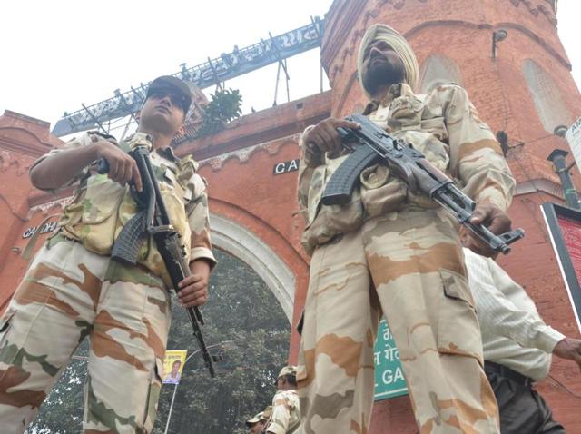 ITBP jawans stand guard at Hall Gate in Amritsar on the eve of Sarbat Khalsa on Monday. (Sameer Sehgal/HT Photo) ITBP jawans stand guard at Hall Gate in Amritsar on the eve of Sarbat Khalsa on Monday. (Sameer Sehgal/HT Photo)