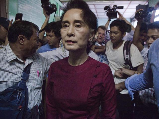 Aung San Suu Kyi insists that the constitution will not keep her down if the NLD wins, saying she will “be above the president.” (AFP Photo) Aung San Suu Kyi insists that the constitution will not keep her down if the NLD wins, saying she will “be above the president.” (AFP Photo)