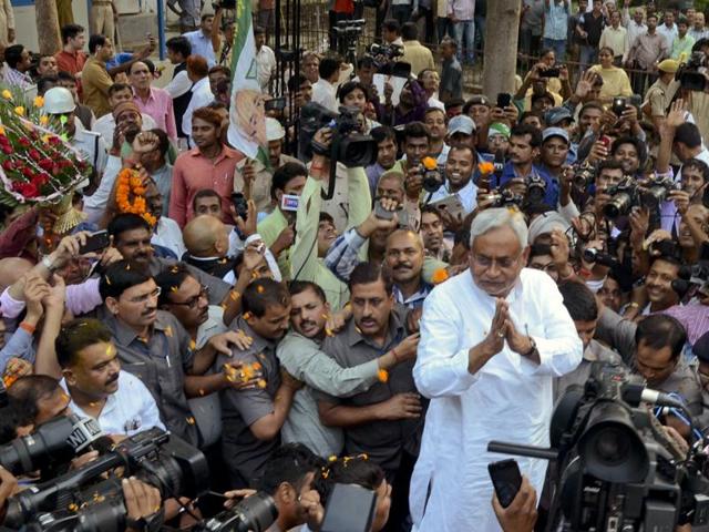 Bihar chief minister Nitish Kumar is surrounded by media persons as he greets supporters after the Grand Alliance’s victory in the state elections, in Patna.(AP Photo)