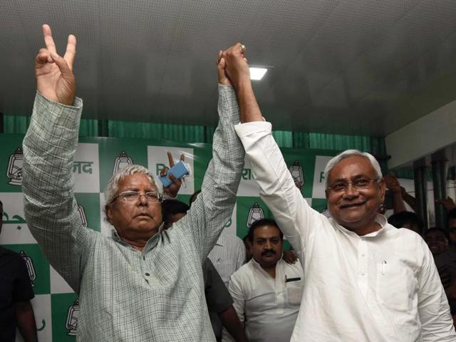 Lalu Prasad Yadav and Nitish Kumar celebrate their victory in Bihar elections, in Patna on Sunday.(Arun Sharma/HT photo)